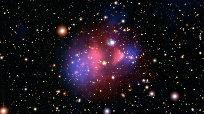 Imagen: X-ray: NASA/CXC/CfA/M.Markevitch et al.; Optical: NASA/STScI; Magellan/U.Arizona/D.Clowe et al.; Lensing Map: NASA/STScI; ESO WFI; Magellan/U.Arizona/D.Clowe et al.